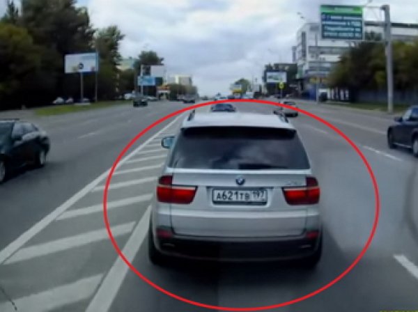 Автохам на BMW X5 устроил «гонки» со скорой в Москве