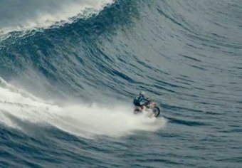 Австралийский гонщик оседлал на мотоцикле гигантскую волну