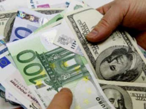 Курсы доллара и евро на торгах 12 августа взлетели до максимума за полгода