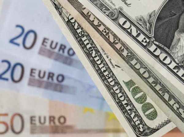 Биржевые курсы доллара и евро снизились ниже 63 и 70 рублей