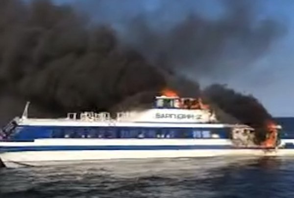 На озере Байкал взорвался и сгорел теплоход "Баргузин-2": эвакуированы свыше 100 человек