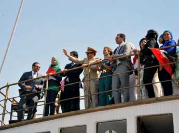 Первая леди Египта первый раз за год вышла в свет на открытии нового Суэцкого канала