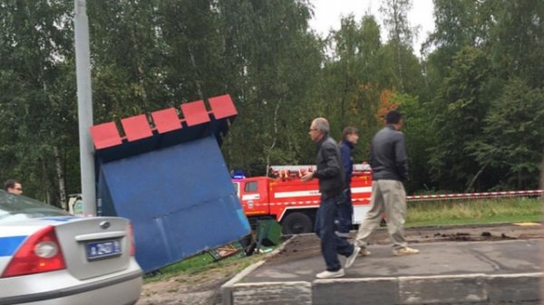 ДТП в Новой Москве 31 августа 2015: грузовик протаранил остановку, погибла женщина