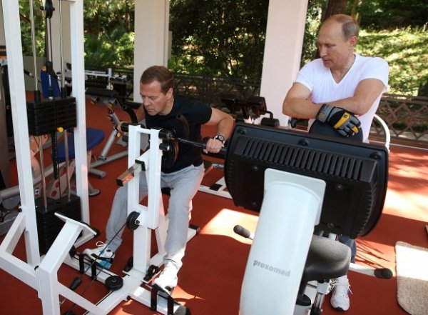 Путин и Медведев вместе потренировались в спортзале и позавтракали. Блогеры отреагировали фотожабами (фото)