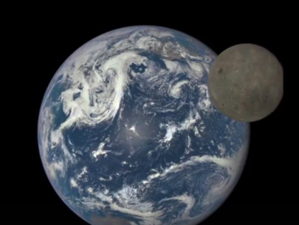NASA удалось заснять уникальные кадры пролета Луны на фоне Земли