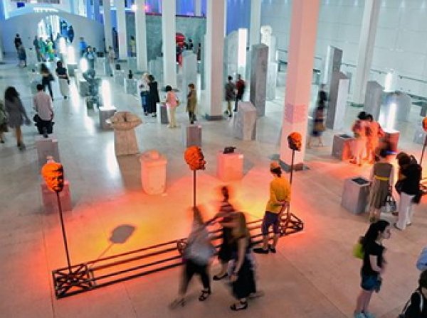 Выставка скульптур в "Манеже" подверглась повторному нападению
