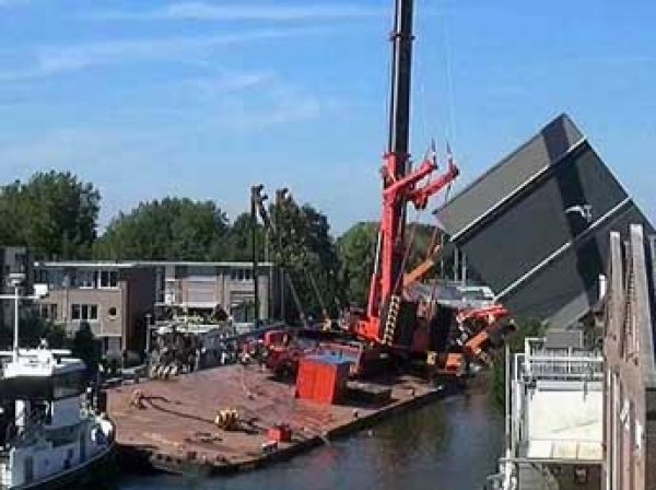 В Голландии при ремонте моста упали два крана: под обломками могут быть десятки людей