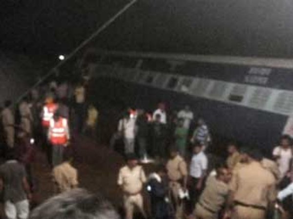 Два поезда сошли с рельсов в Индии: погибли 32 человека, еще 40 ранены