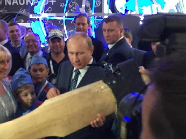 На МАКСе 2015 Путину показали летающий топор (фото,видео)