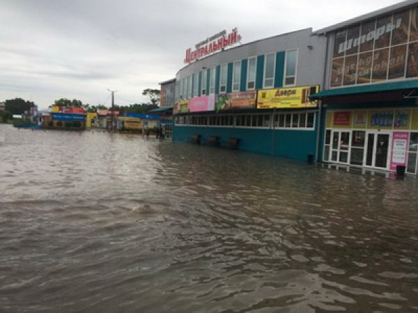 Наводнение в Уссурийске: город ушел под воду после прорыва дамбы (фото, видео)