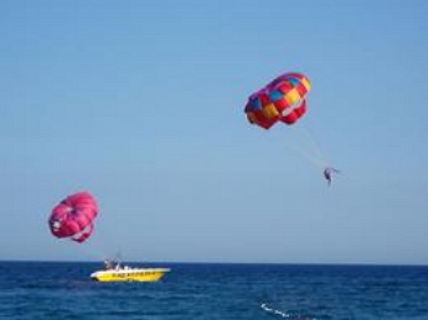 В Турции погибла россиянка во время пляжного катания на парашюте за катером