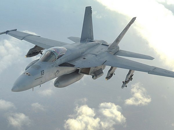 В США разбился истребитель ВМС F-18