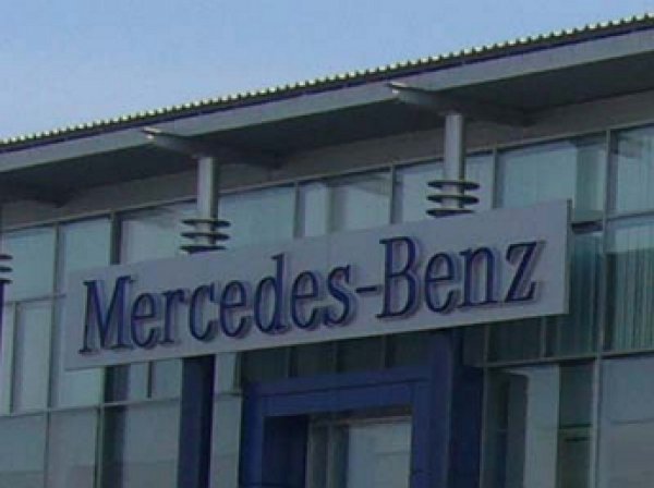 На показательном заезде сотрудники Mercedes разбили 2 спорткара