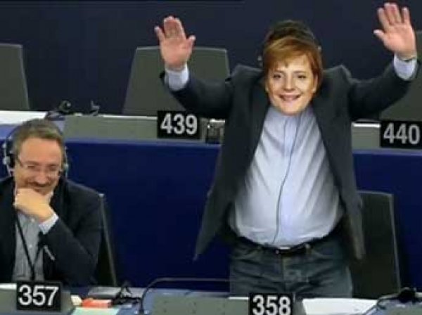 Итальянский депутат высмеял Ангелу Меркель на заседании Европарламента