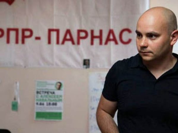 Машину Навального в Костроме обклеили флагами США, а против соглавы партии ПАРНАС завели дело