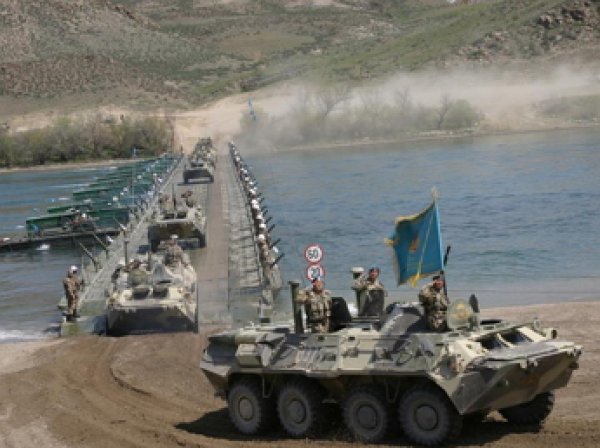 На военных учениях в Казахстане в БТРах утонули 4 солдата