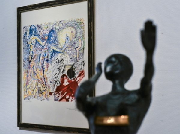 Полуголый хулиган на выставке в Риге разбил работы Дали и Пикассо