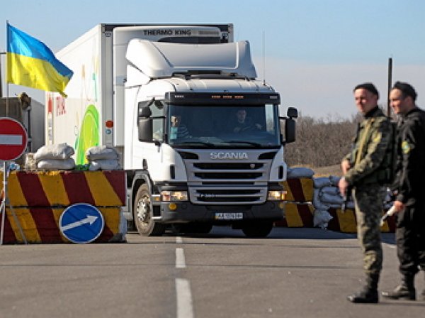 Крымские татары перекрыли въезд в Крым, объявив о продовольственной блокаде