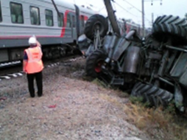 Авария в Краснодарском крае 22 сентября 2015: пассажирский поезд протаранил комбайн (фото)