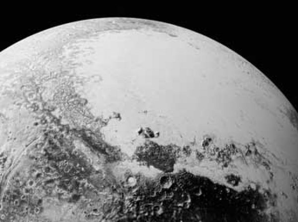 НАСА показало новые подробные снимки Плутона и Харона