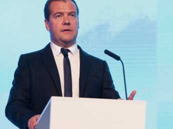 Медведев поручил подготовить контрсанкции для украинских авиакомпаний