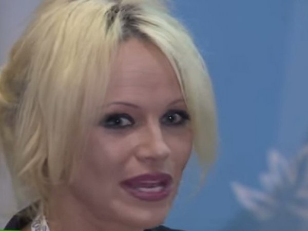 Памела Андерсон во Владивостоке потрясла российских чиновников откровенными нарядами (фото, видео)