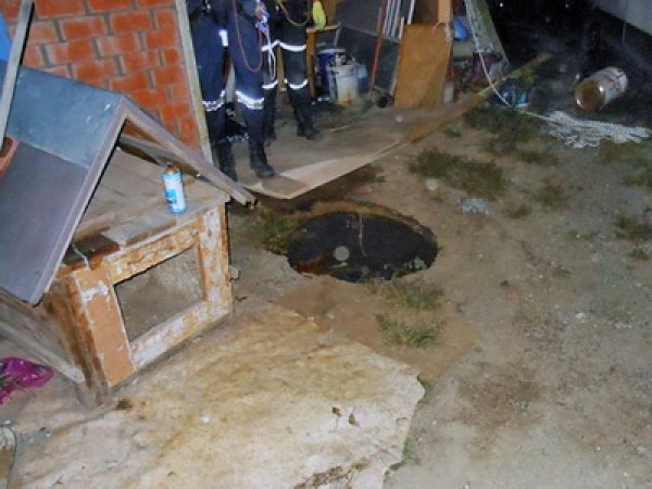 В Приморье мужчина исчез в 15-метровом провале возле своего дома