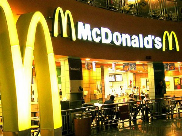 Москвич отсудил 320 тысяч рублей у McDonald"s за пролитый на ребенка кофе