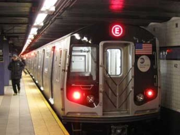 В метро Нью-Йорка с рельсов сошел поезд со 150 пассажирами