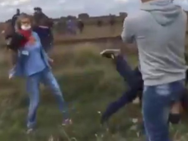 В Венгрии сотрудница телеканала толкнула беженца ради кадра