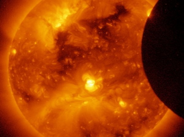 NASA впервые заснял двойное затмение Солнца