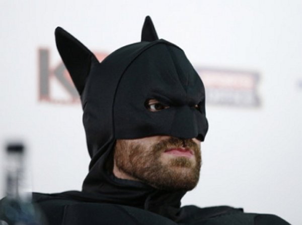 Соперник Кличко Тайсон Фьюри устроил шоу на пресс-конференции в костюме Бэтмана