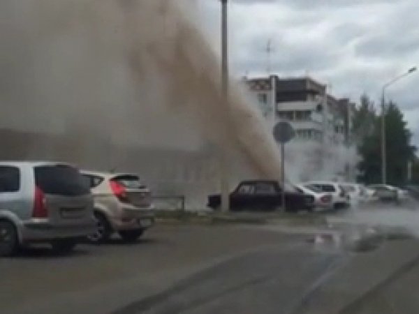 20-метровый фонтан кипятка в Абакане выбил окна в многоэтажке (фото, видео)