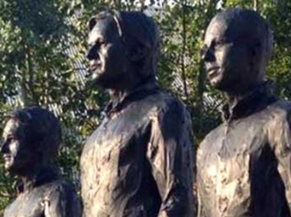 У здания ООН в Женеве установили памятник Сноудену, Ассанжу и Мэннинг