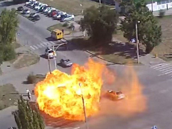 В Волгораде взорвалась маршрутка после ДТП (видео)