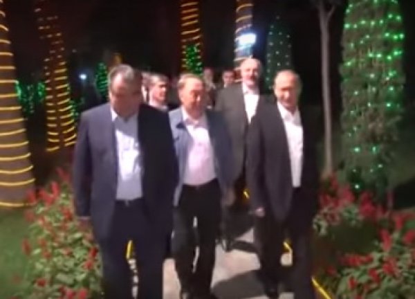 В Таджикистане Путину и Лукашенко показали фонтан из дынь