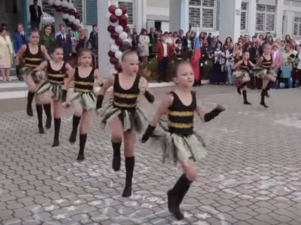 Школьницы станцевали "Танец пчелок" в Краснознаменске
