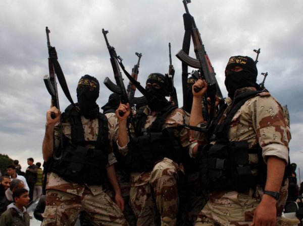 Боевики ИГИЛ заживо сожгли своих заложников на "качелях-смерти"