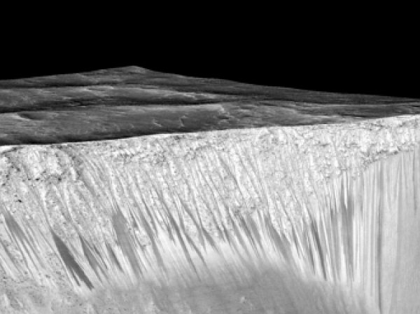 Ученые NASA нашли на Марсе жидкую воду