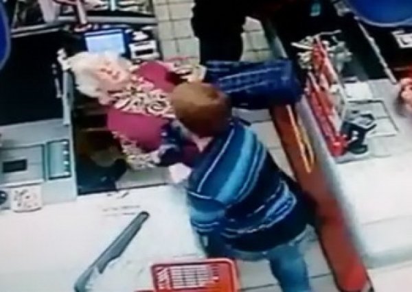 В Сызрани мужчина отправил пенсионерку в нокаут в магазине "Пятерочка" (видео)