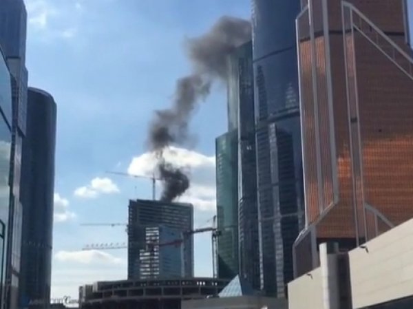 Пожар в Москва-Сити 16.09.2015 вспыхнул в одном из зданий бизнес-центра (видео)