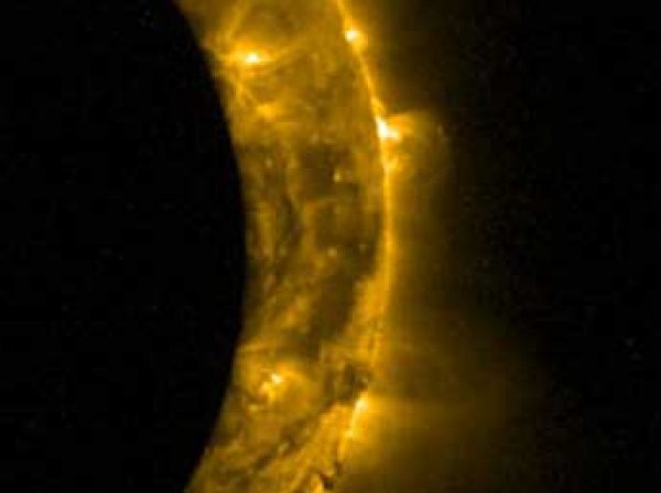 Обнародованы космические снимки лунного затмения Солнца