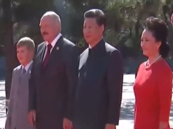 Сын Лукашенко на параде в Китае позабавил пользователей соцсетей (видео)