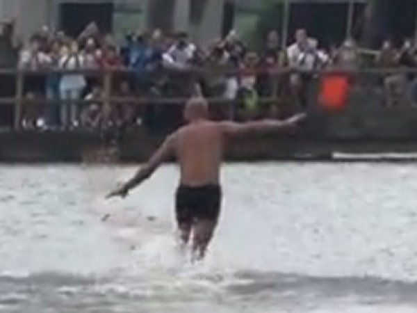 Шаолиньский монах пробежал 125 метров по воде (видео)