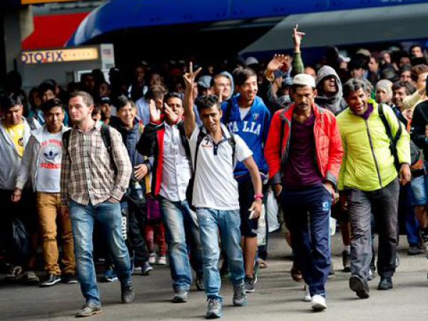 Беженцы в Европе 2015: Дания не пропускает поезда из Германи из-за беженцев (ВИДЕО)