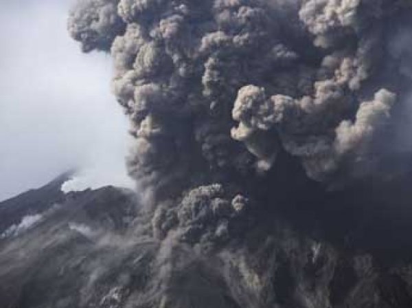 Крупнейший вулкан проснулся в Японии: из страны эвакуируют туристов