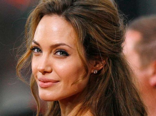 В Лондоне продают обнажённые снимки Анджелины Джоли