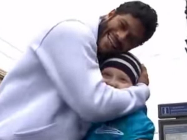 Футболист Халк спел на Невском проспекте для больного раком ребенка