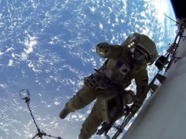 Роскосмос показал видео выхода российских космонавтов в открытый космос (видео)