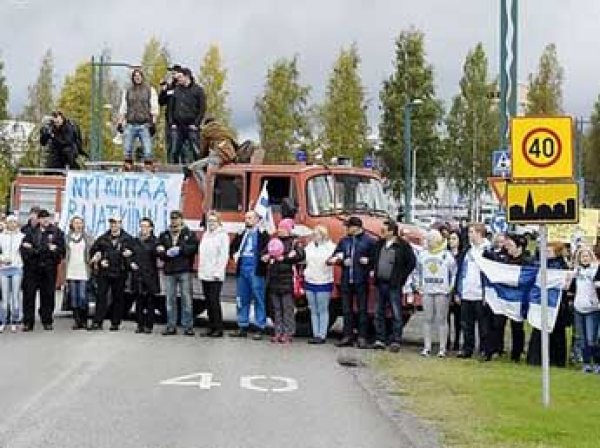 Националисты в Финляндии закидали камнями автобус с мигрантами